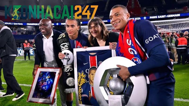 Khoảnh khắc cầu thủ nổi tiếng Mbappe nâng cúp vô địch Ligue 1
